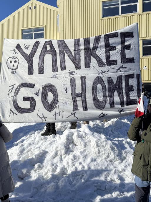 Transparent mit der Aufschrift "Yankee go home": Proteste in der grönländischen Hauptstadt Nuuk gegen die Versuche der USA, Grönland zu kaufen oder anderweitig unter die eigene Kontrolle zu bringen.