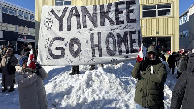 Transparent mit der Aufschrift "Yankee go home": Proteste in der grönländischen Hauptstadt Nuuk gegen die Versuche der USA, Grönland zu kaufen oder anderweitig unter die eigene Kontrolle zu bringen.
