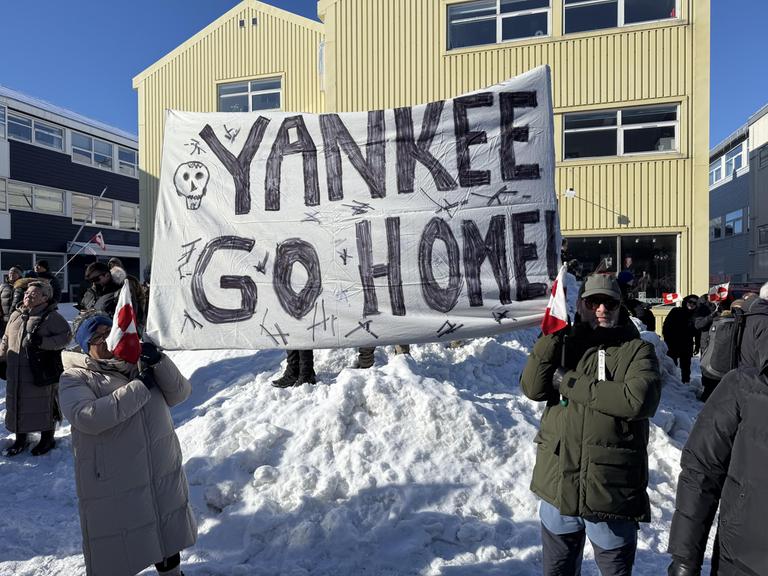 Transparent mit der Aufschrift "Yankee go home": Proteste in der grönländischen Hauptstadt Nuuk gegen die Versuche der USA, Grönland zu kaufen oder anderweitig unter die eigene Kontrolle zu bringen.