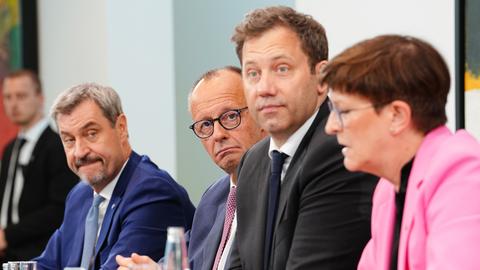 Saskia Esken (r-l), SPD-Co-Vorsitzende, spricht neben Lars Klingbeil, Bundesfinanzminister und SPD-Co-Vorsitzender, Bundeskanzler Friedrich Merz (CDU) und Markus Söder, Ministerpräsident von Bayern und CSU-Vorsitzender, bei einer Pressekonferenz nach der ersten Sitzung des Koalitionsausschusses von Union und SPD. 