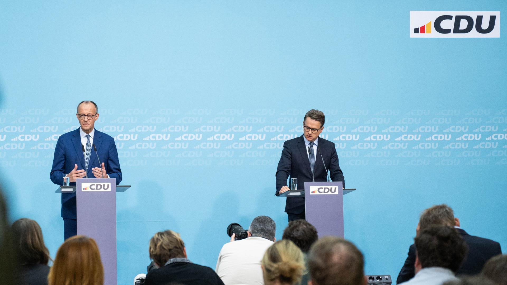 Berlin: Bundeskanzler Friedrich Merz (CDU, l) spricht bei einer Pressekonferenz zum Abschluss der Klausurtagung vom CDU-Präsidium. Neben ihm steht Carsten Linnemann, CDU-Generalsekretär.