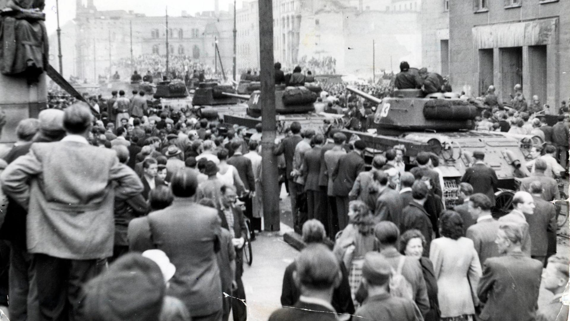  Ost-Berlin am 17.Juni 1953: Demonstrierende vor sowjetischen T-34 Panzern am "Haus der Ministerien" in der Leipziger Straße.