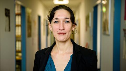 Die Referentin für Flucht und Frauenrechte von Terre des Femmes, Naila Chikhi, schaut am 19.01.2017 in Berlin in die Kamera. Die Referentin für Flucht und Frauenrechte von Terre des Femmes, Naila Chikhi, schaut am 19.01.2017 in Berlin in die Kamera.