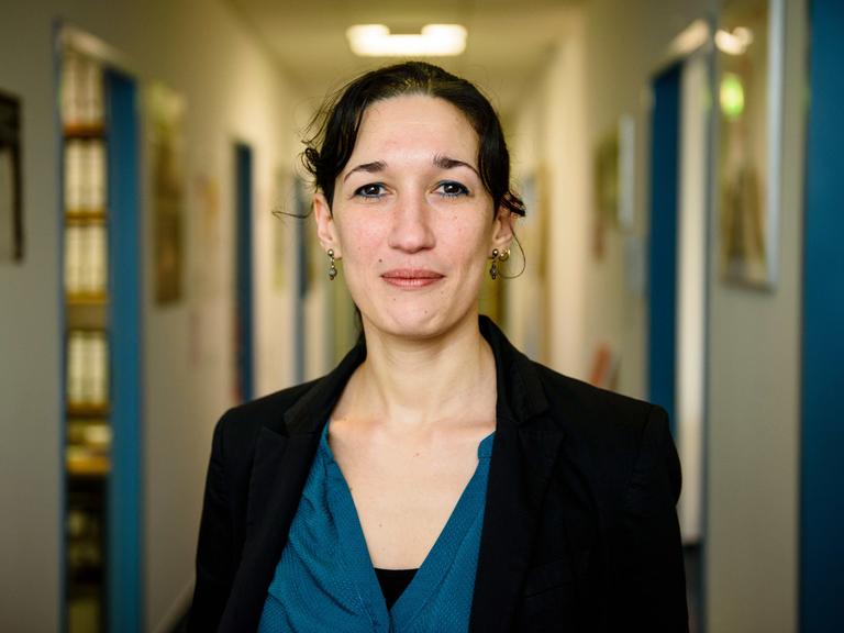 Die Referentin für Flucht und Frauenrechte von Terre des Femmes, Naila Chikhi, schaut am 19.01.2017 in Berlin in die Kamera.