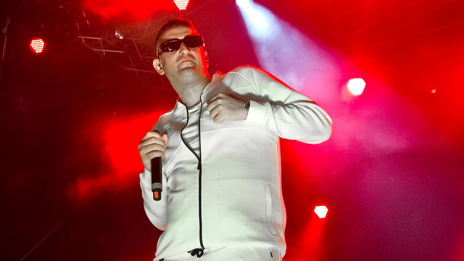 Rapper Aykut Anhan alias "Haftbefehl" bei einem Konzert. Rapper Aykut Anhan alias "Haftbefehl" bei einem Konzert.