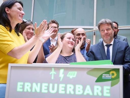 Fotoaktion und Statement zum Energiepaket der Grünen-Bundestagsfraktion mit Wirtschaftsminister Robert Habeck 