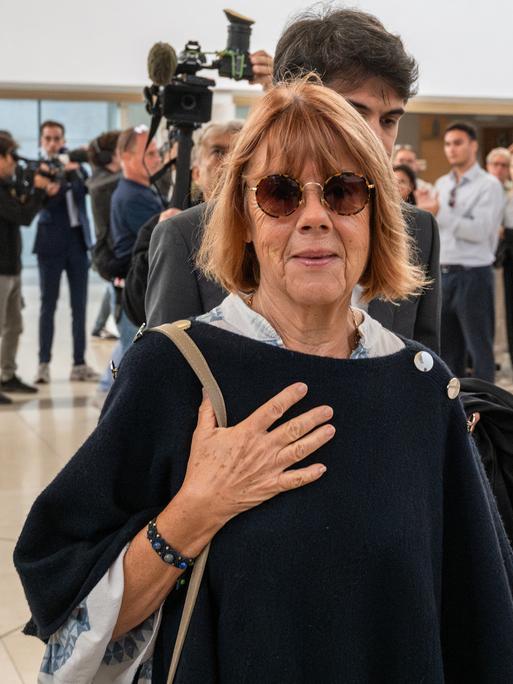 Gisèle Pelicot betritt den Gerichtssaal in Frankreich, Avignon, wo der Vergewaltigungs-Prozess gegen ihren ehemaligen Partner Dominique Pelicot stattfindet, 20.09.2024.