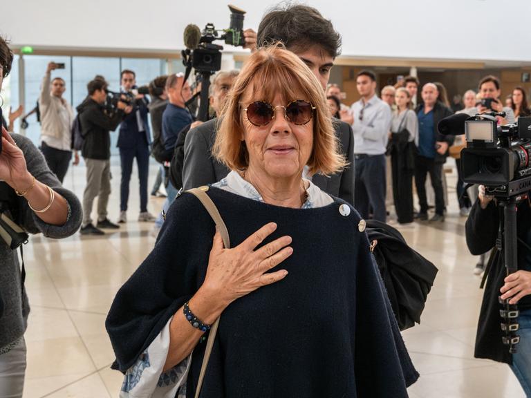 Gisèle Pelicot betritt den Gerichtssaal in Frankreich, Avignon, wo der Vergewaltigungs-Prozess gegen ihren ehemaligen Partner Dominique Pelicot stattfindet, 20.09.2024.