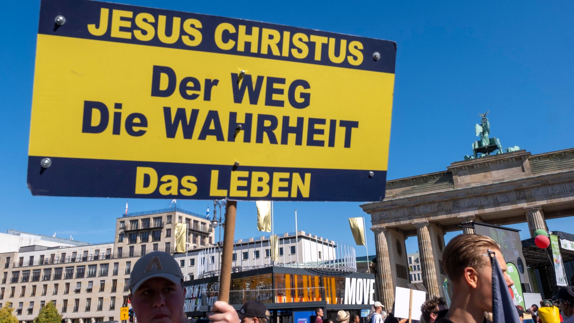 Demonstration "Marsch fuer das Leben" gegen Schwangerschaftsabbrueche am Samstag (21.09.2023) im Zentrum Berlins. Demo-Teilnehmer halten ein Schild mit der Aufschrift "Jesus Christus Der Weg Die Wahrheit Das Leben" hoch.