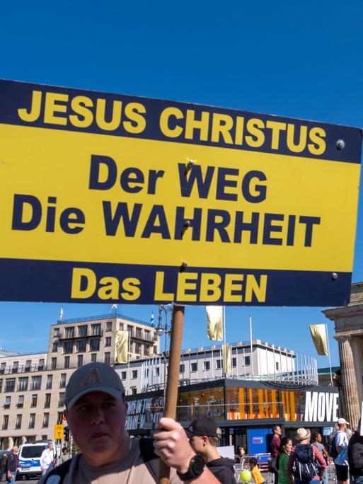 Demonstration "Marsch fuer das Leben" gegen Schwangerschaftsabbrueche am Samstag (21.09.2023) im Zentrum Berlins. Demo-Teilnehmer halten ein Schild mit der Aufschrift "Jesus Christus Der Weg Die Wahrheit Das Leben" hoch.