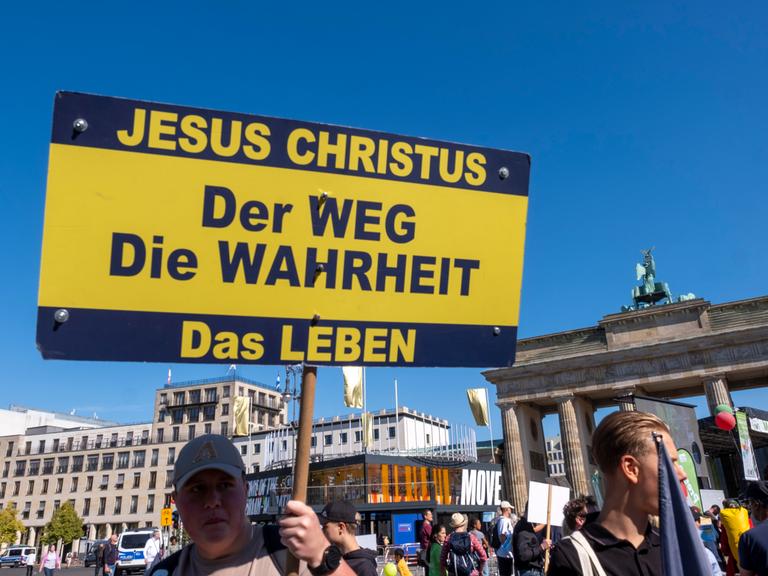 Demonstration "Marsch fuer das Leben" gegen Schwangerschaftsabbrueche am Samstag (21.09.2023) im Zentrum Berlins. Demo-Teilnehmer halten ein Schild mit der Aufschrift "Jesus Christus Der Weg Die Wahrheit Das Leben" hoch.
