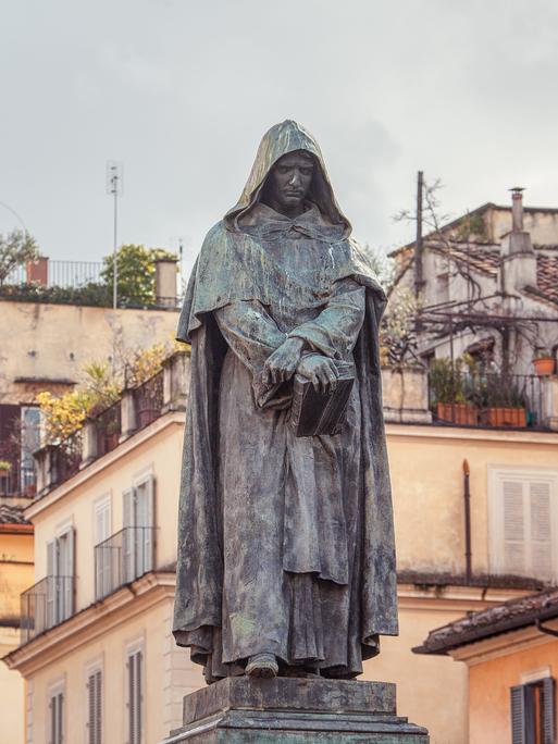Eine Statue eines Mönchs auf einem römischen Stadtplatz