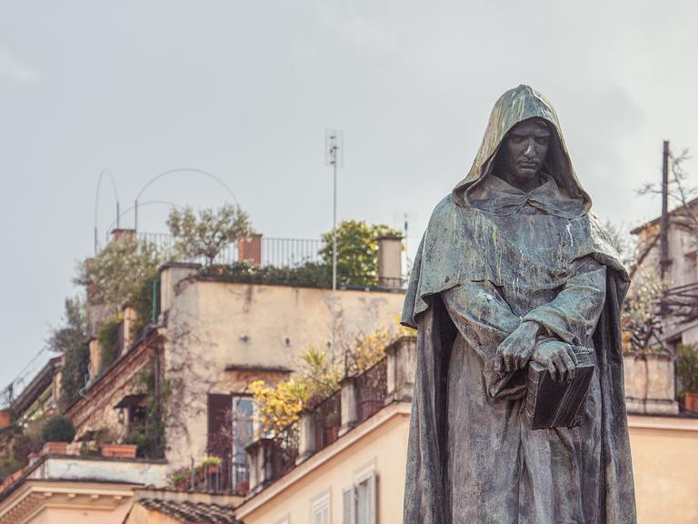 Eine Statue eines Mönchs auf einem römischen Stadtplatz
