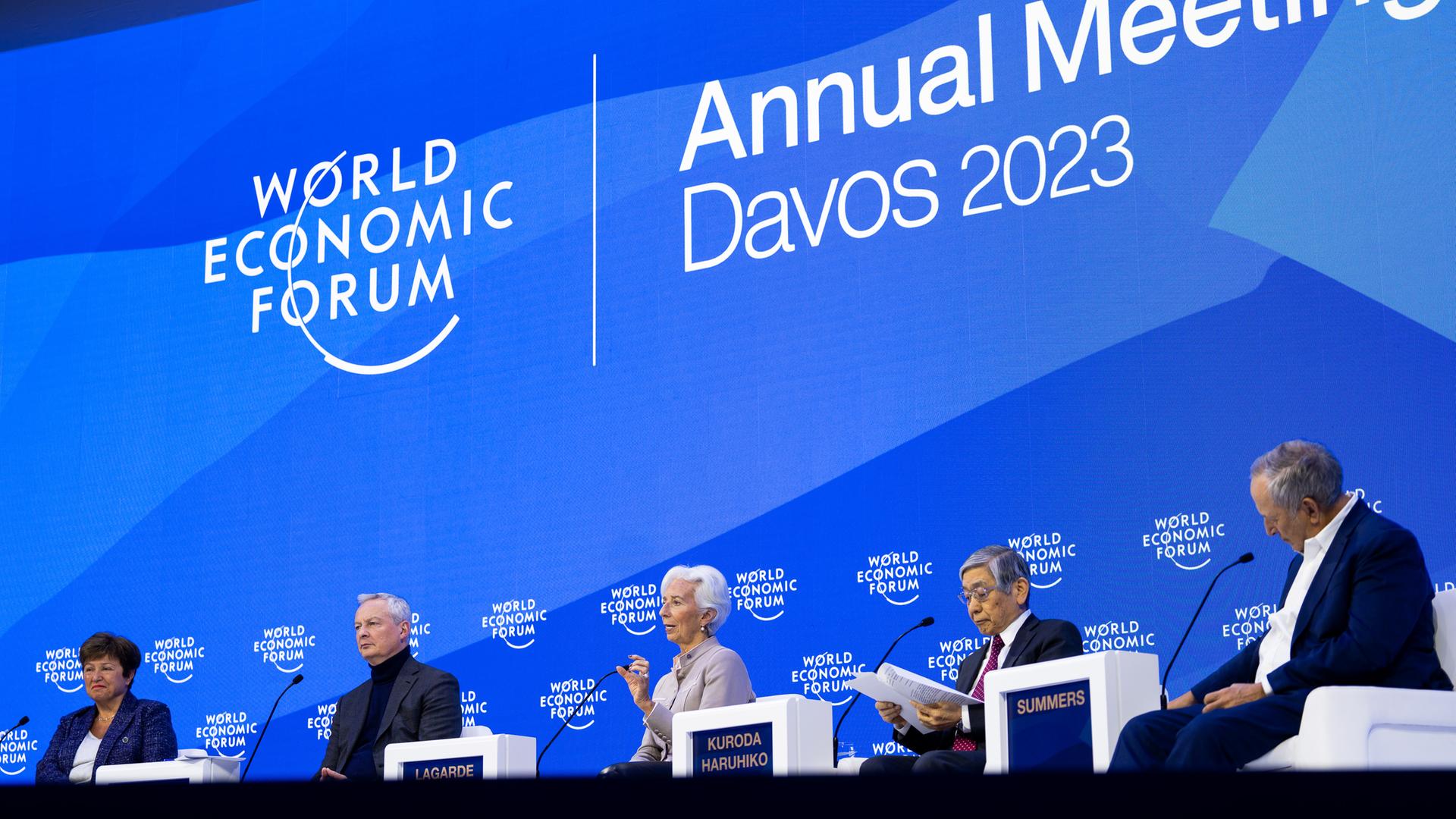 Kristalina Georgieva (Internationaler Währungsfonds - IWF), Kuroda Haruhiko (Gouverneur der Bank von Japan), EZB-Präsidentin Christine Lagarde, der französische Finanzminister Bruno Le Maire, Professor Lawrence H. Summers von der Charles W. Eliot-Universität und Moderator Geoff Cutmore von  CNBC sprechen auf dem Weltwirtschaftsforum 2023 in Davos-Klosters