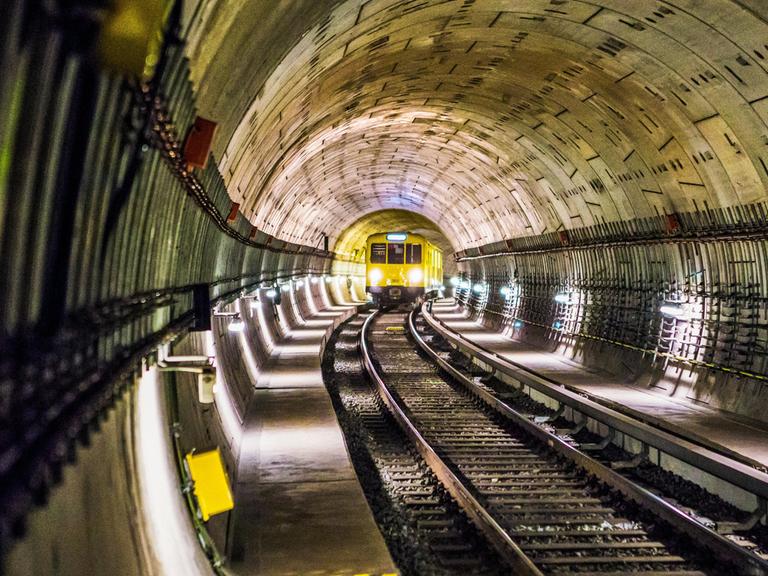 Blick in einen U-Bahn-Tunnel, in dem gerade in einer Kurve ein Zug auf die Kamera zufährt. Blick in einen U-Bahn-Tunnel, in dem gerade in einer Kurve ein Zug auf die Kamera zufährt.