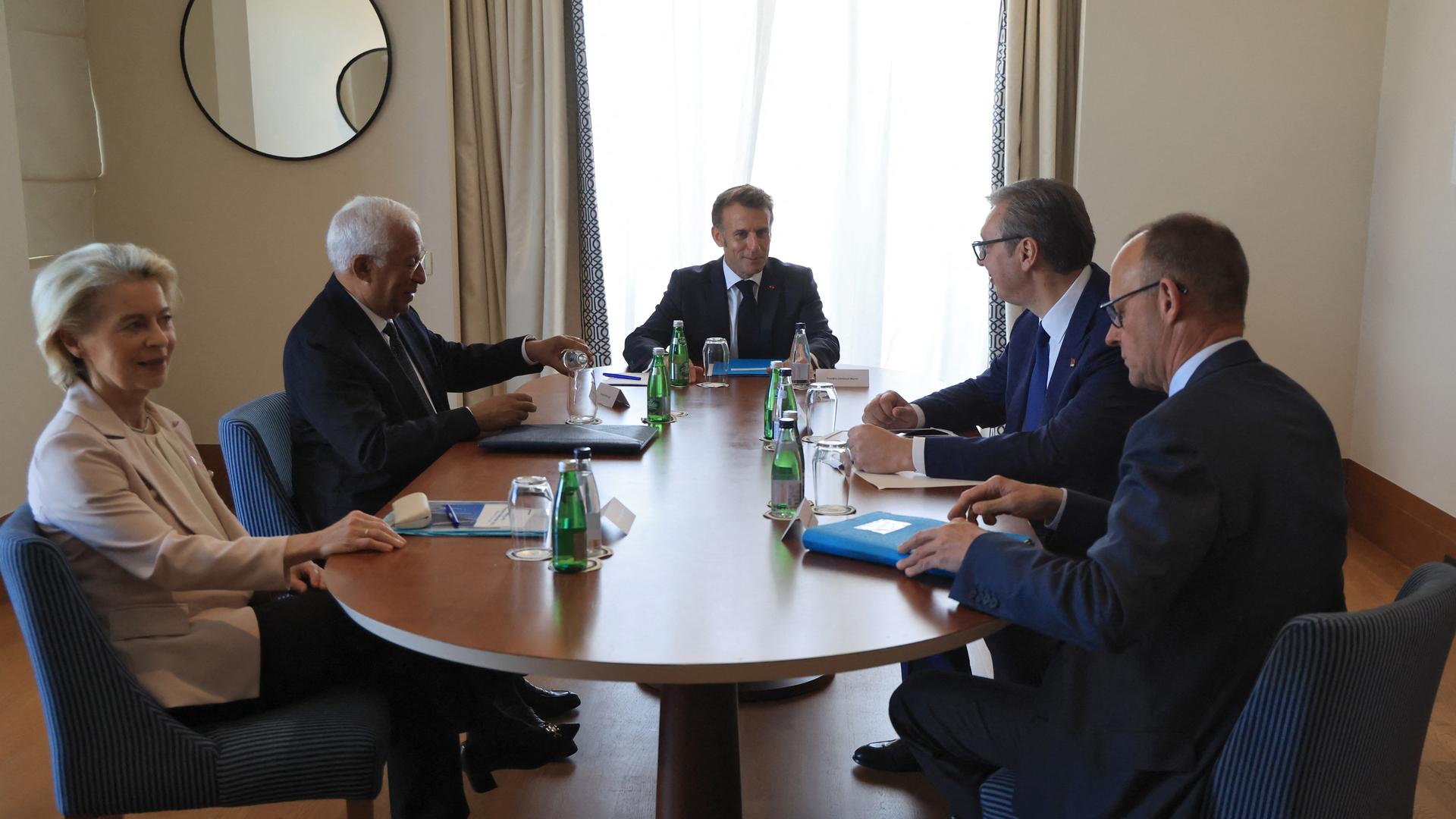 Bundeskanzler Merz sitzt mit Ursula von der Leyen, Antonio Cost, Emmanuel Macron und Aleksandar Vucic an einem Tisch.