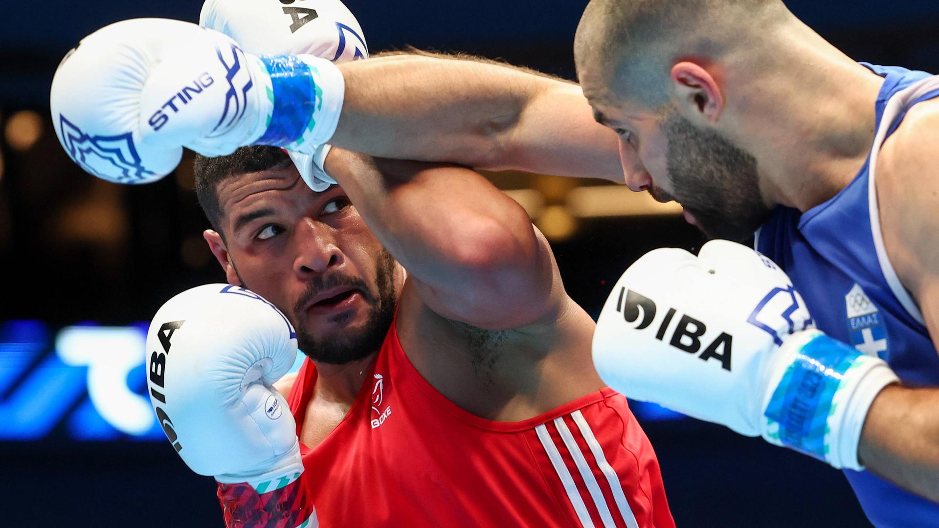 Der Boxer Youssef Lazar (r) in Taschkent im Kampf gegen den Moldawier Andrei Zaplitni.