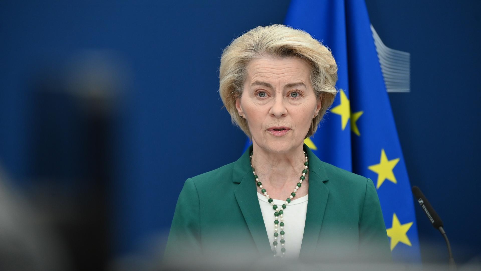 Die Präsidentin der Europäischen Kommission, Ursula von der Leyen, spricht anlässlich einer Medienkonferenz im Hauptsitz der Europäischen Kommission in Brüssel. Die Präsidentin der Europäischen Kommission, Ursula von der Leyen, spricht anlässlich einer Medienkonferenz im Hauptsitz der Europäischen Kommission in Brüssel.