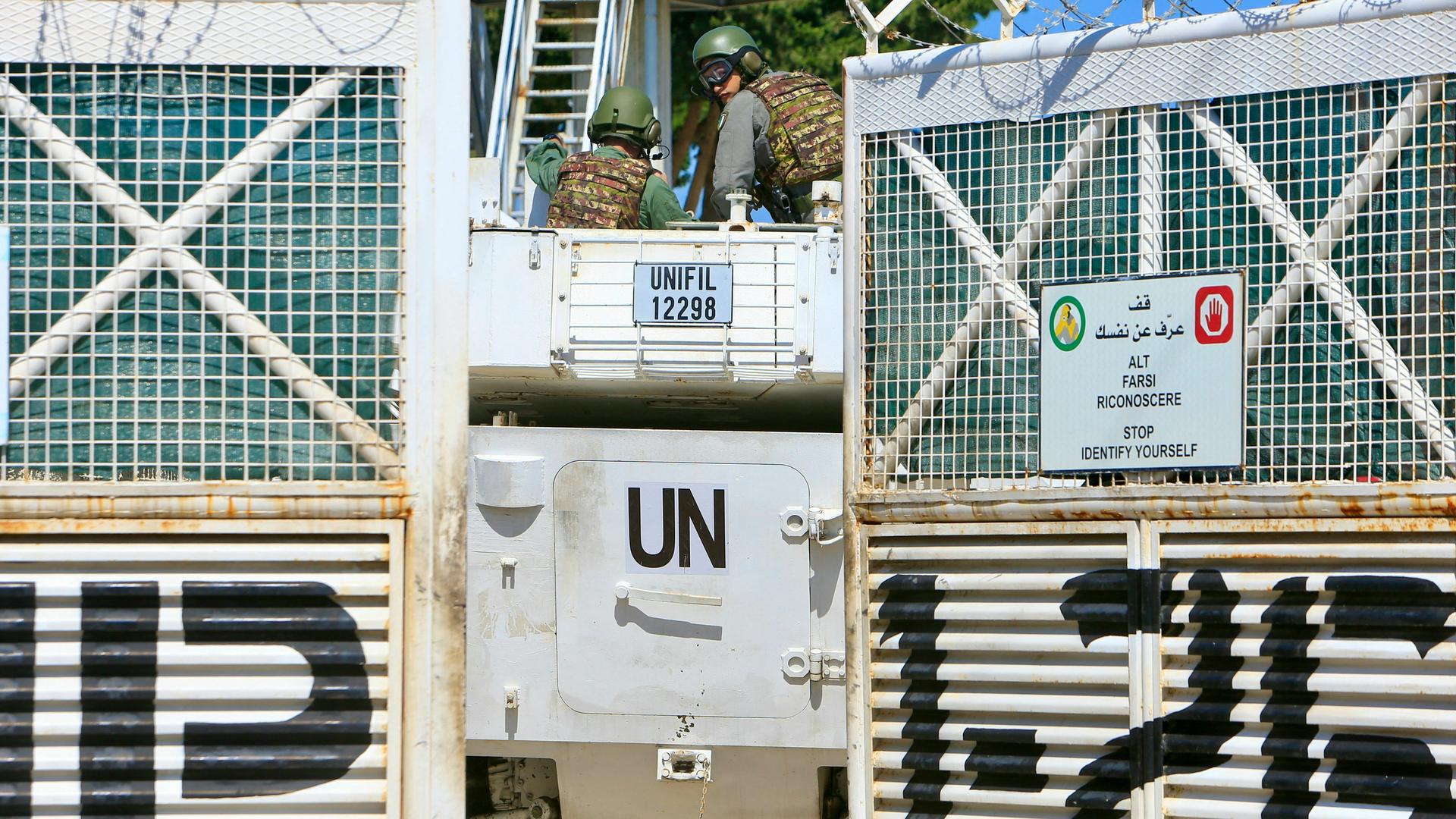 Ein Lkw der UNO-Mission Unifil fährt in das Hauptquartier in Mansouri im Libanon.