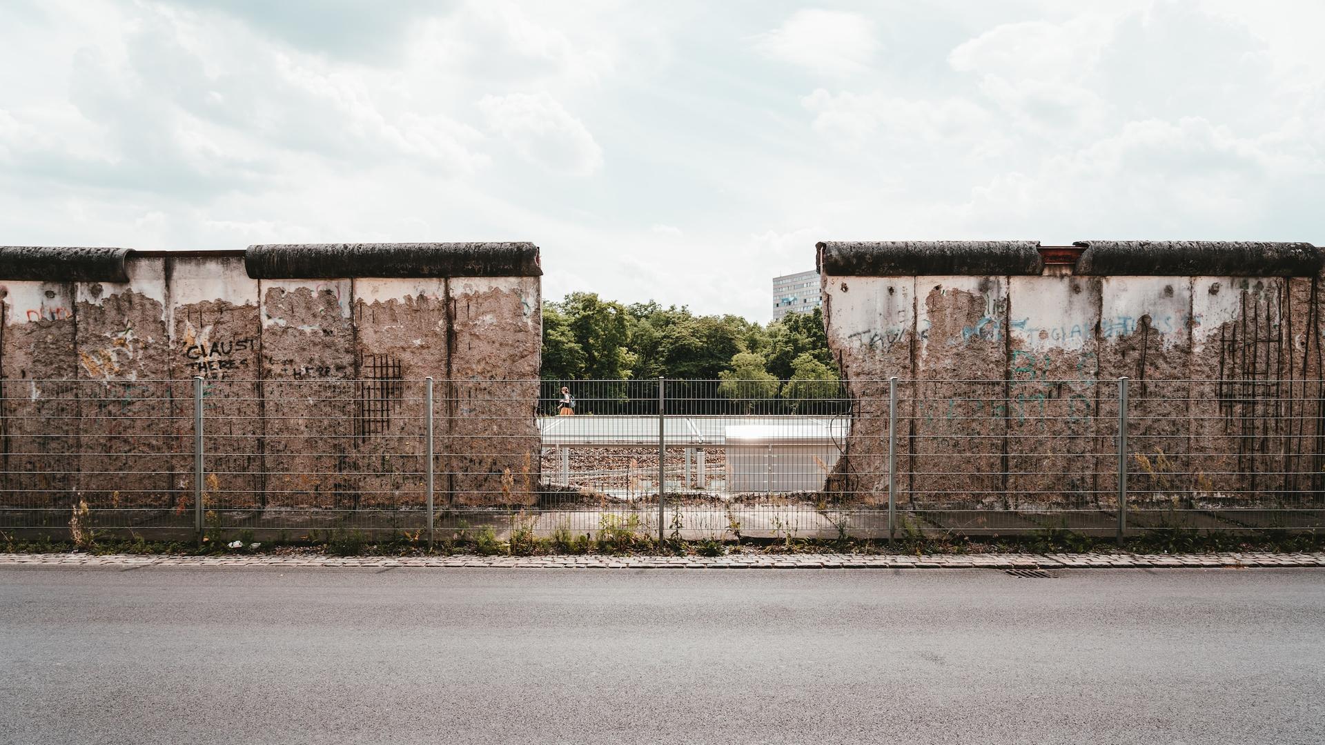 Blick auf ein Stück erhaltene Mauer, die in der Nähe des Berliner Gropiusbaus unterbrochen ist und den Blick frei gibt.