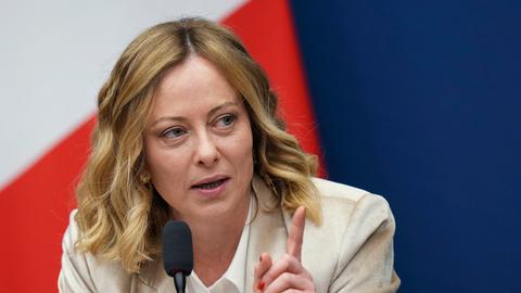 Italiens Regierungschefin Giorgia Meloni gestikuliert auf einer Pressekonferenz. 