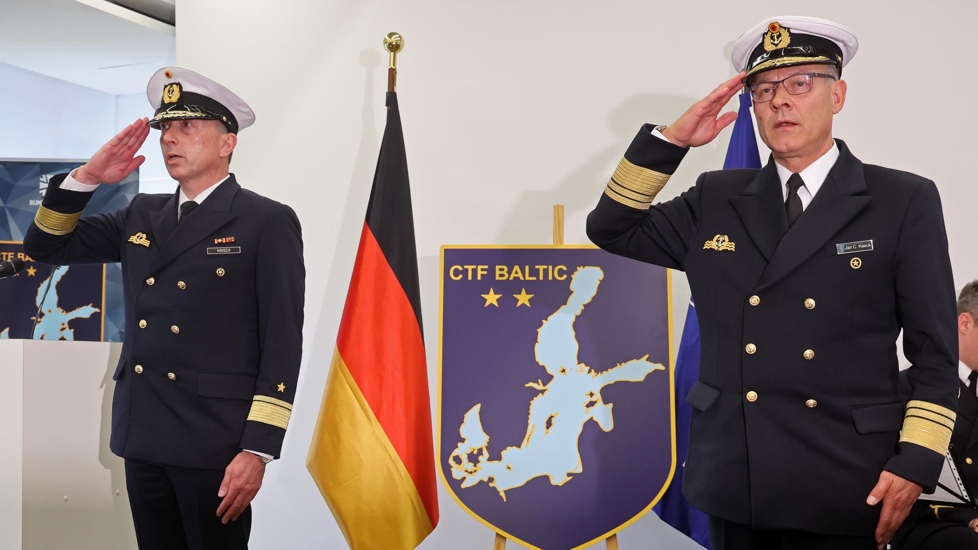 Konteradmiral Stephan Haisch (l-r), Chef des Hauptquartiers, und Vizeadmiral Jan Christian Kaack, Inspekteur der Marine, beim Aufstellungszeremoniell für das Commander Task Force Baltic (CTF Baltic) in Rostock. 