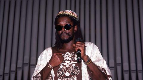 Der jamaikanische Sänger, Songwriter und Reggaemusiker Peter Tosh (1944-1987) steht im September 1981 mit einem Mikrofon in der Hand auf einer Bühne in Ann Arbor, Michigan.