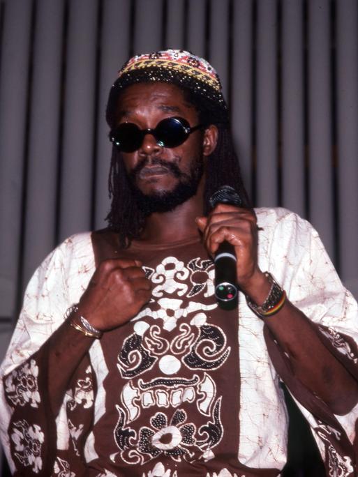 Der jamaikanische Sänger, Songwriter und Reggaemusiker Peter Tosh (1944-1987) steht im September 1981 mit einem Mikrofon in der Hand auf einer Bühne in Ann Arbor, Michigan.