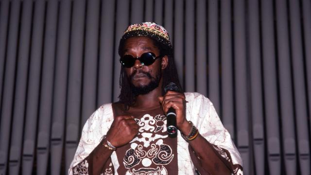 Der jamaikanische Sänger, Songwriter und Reggaemusiker Peter Tosh (1944-1987) steht im September 1981 mit einem Mikrofon in der Hand auf einer Bühne in Ann Arbor, Michigan.