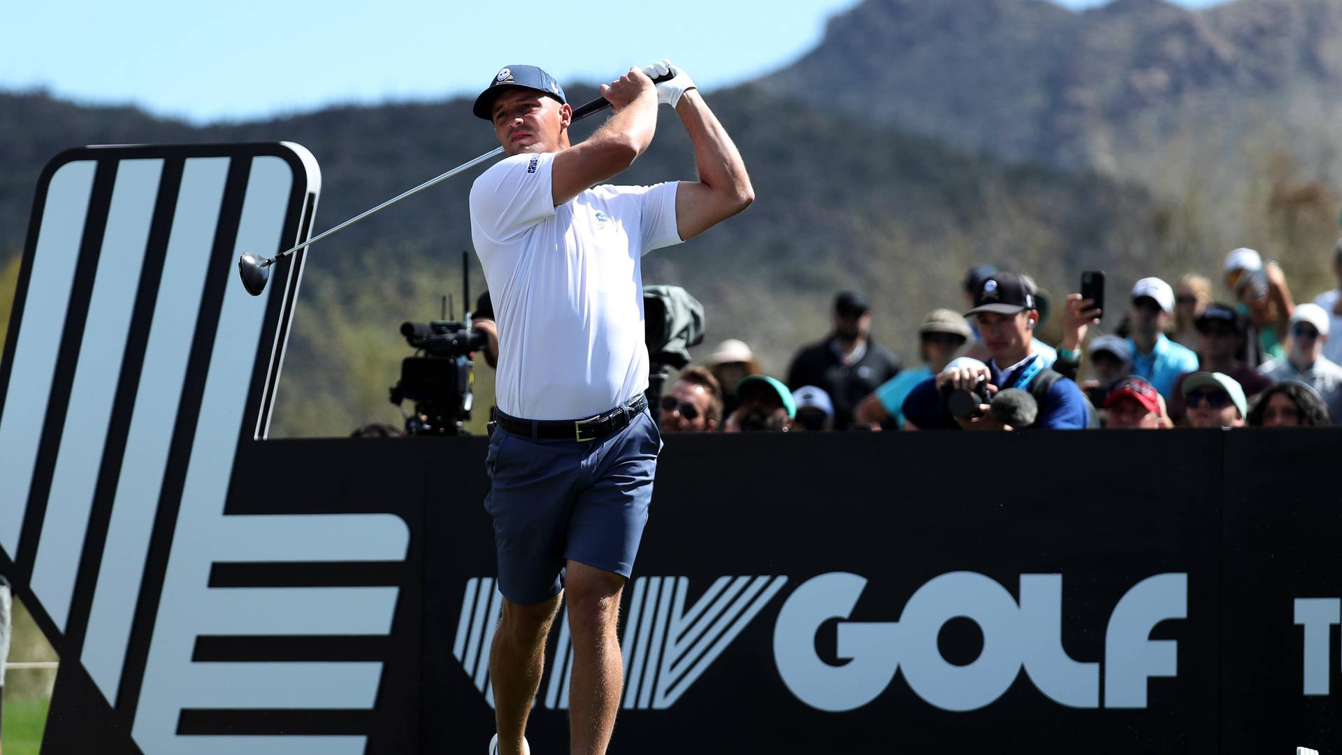 Der US-Golfer Bryson DeChambeau schlägt bei der LIV Golf-Turnier in Tucson ab. 