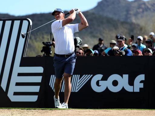 Der US-Golfer Bryson DeChambeau schlägt bei der LIV Golf-Turnier in Tucson ab. 
