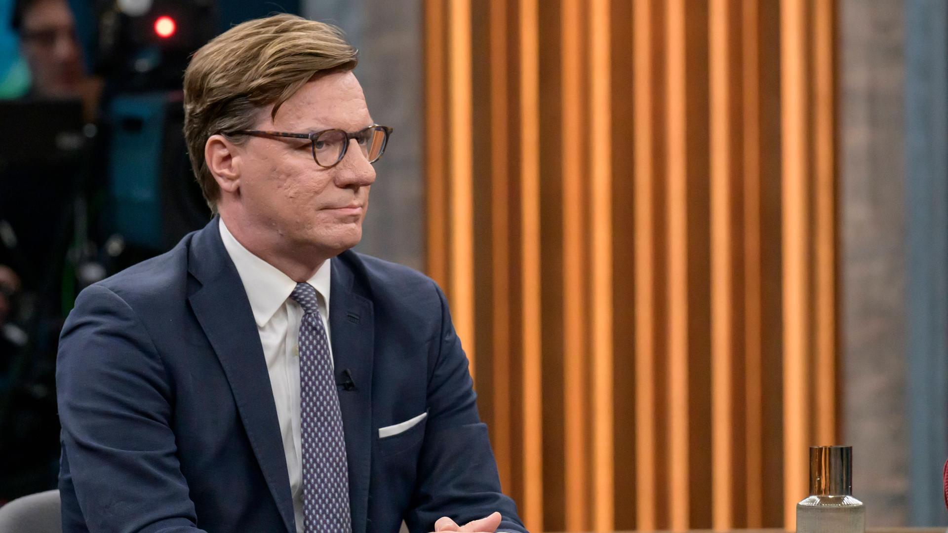 Der Sicherheitsexperte Nico Lange sitzt in einer Talkshow