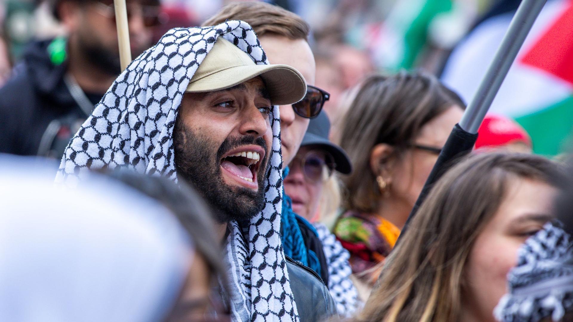 Junge Palästina-Sympathisanten demonstrieren in der Innenstadt gegen die Teilnahme Israels am Finale des Eurovision Song Contest (ESC) 2024.