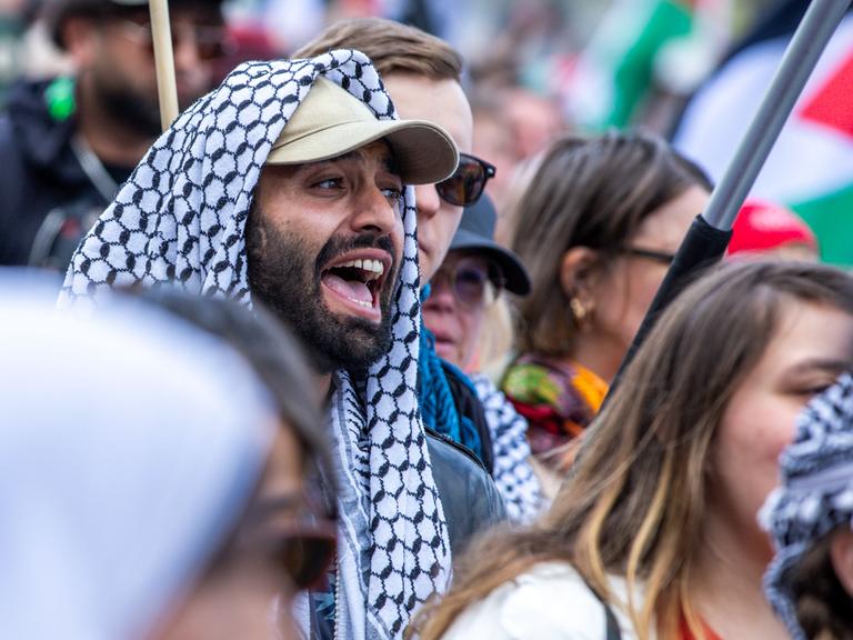 Junge Palästina-Sympathisanten demonstrieren in der Innenstadt gegen die Teilnahme Israels am Finale des Eurovision Song Contest (ESC) 2024.