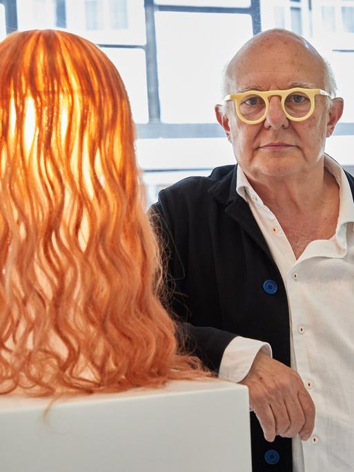 Der Künstler Rolf Sachs bei seiner ersten Einzelausstellung der Lichtkunst mit dem Titel "Eingemachtes".  in der Galerie Watson neben seinem Kunstobjekt ÂRitaÂ, 2004. Die Ausstellung des Sohnes des ehemaligen Kunstsammlers Gunter Sachs ist bis zum 23.09.2023 zu sehen.