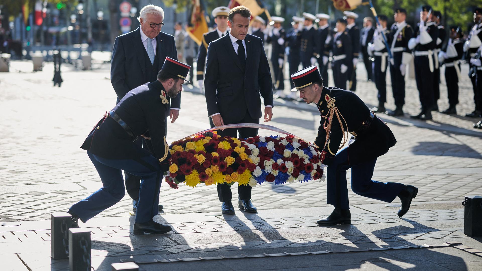 Bundespräsident Frank-Walter Steinmeier und Emmanuel Macron, Präsident von Frankreich, legen am Pariser Triumphbogen am Grab des Unbekannten Soldaten einen Kranz nieder.