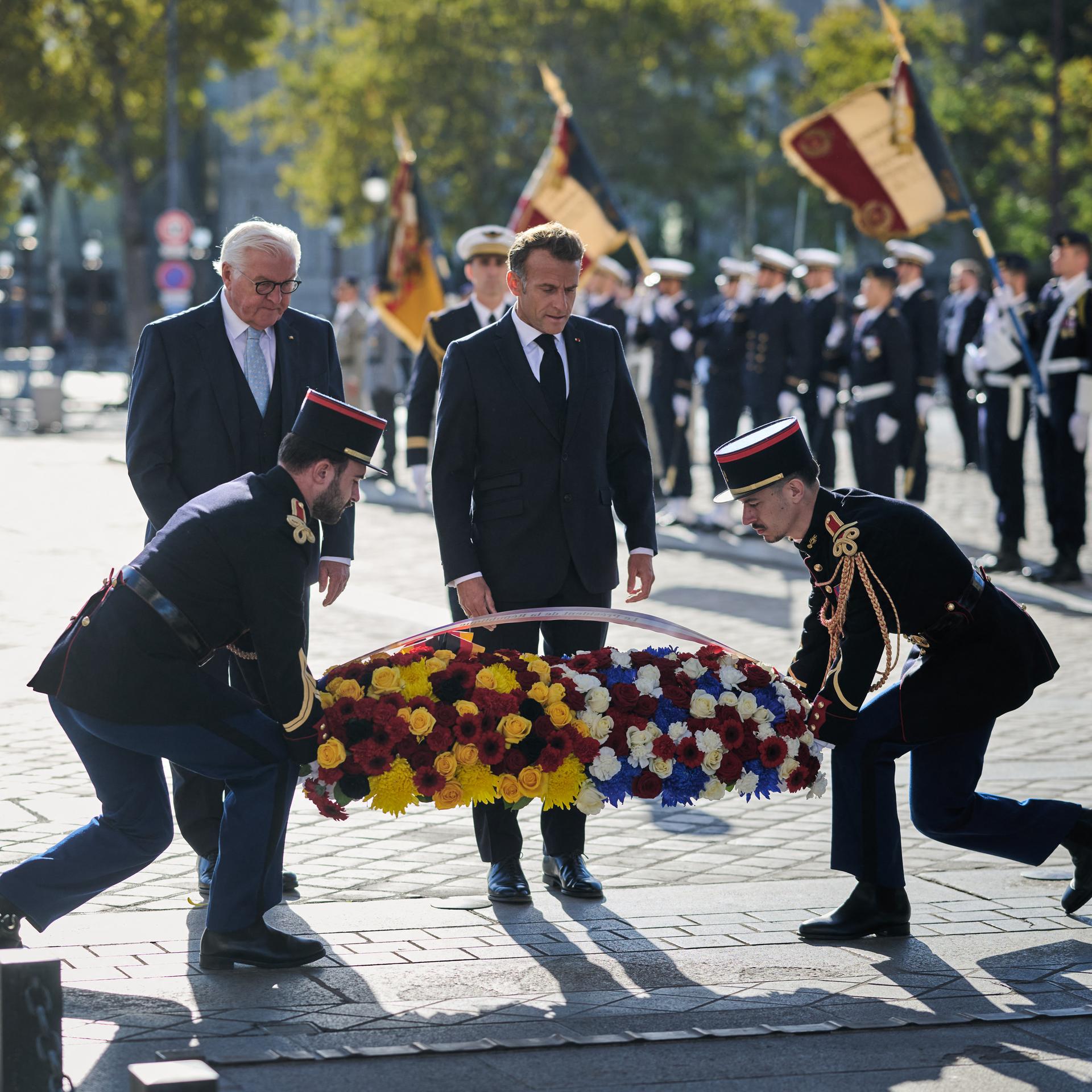 Bundespräsident Frank-Walter Steinmeier und Emmanuel Macron, Präsident von Frankreich, legen am Pariser Triumphbogen am Grab des Unbekannten Soldaten einen Kranz nieder.