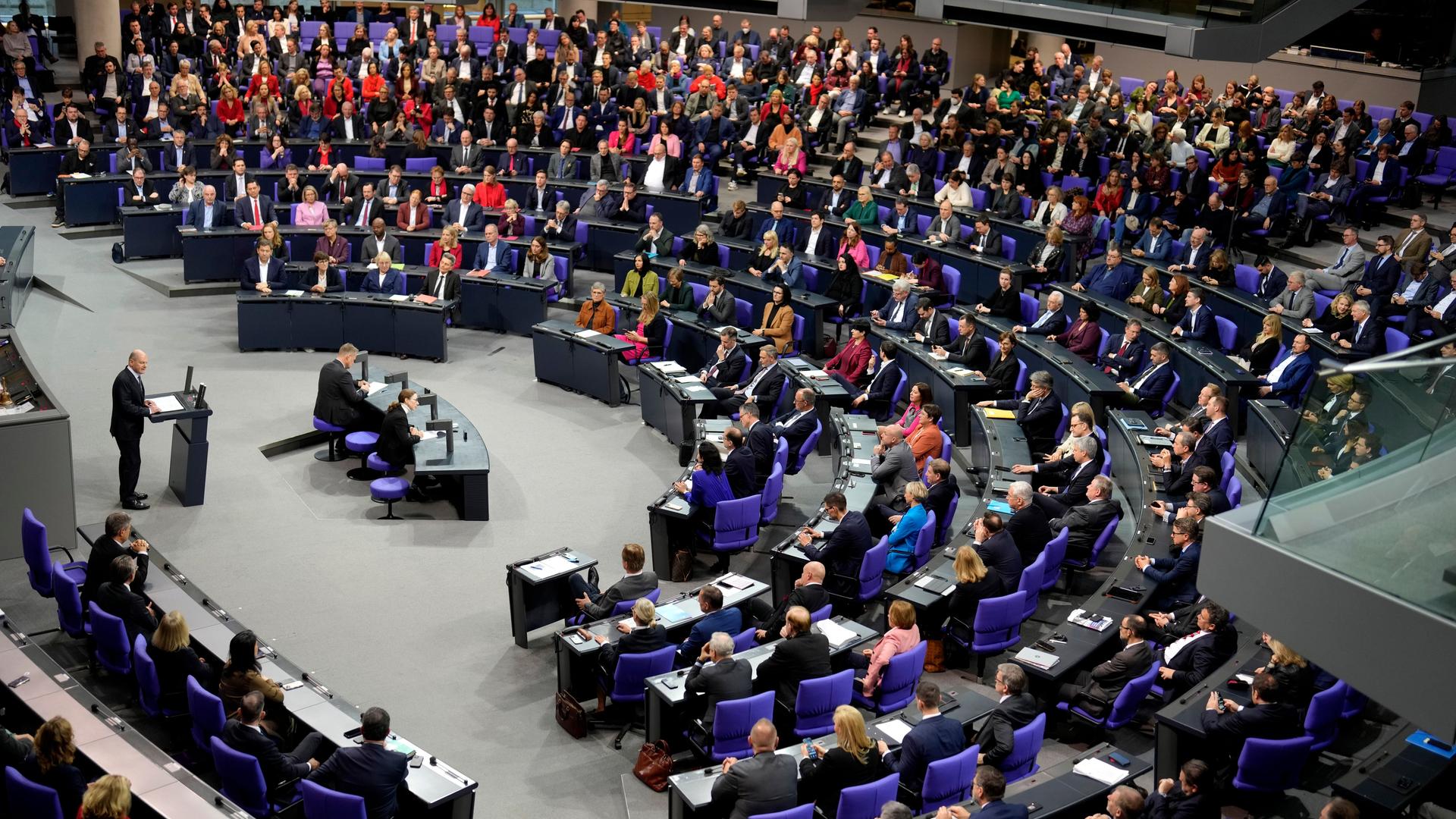 Bundeskanzler Scholz im Deutschen Bundestag, viele Abgeordnete sitzen auf ihren Plätzen. Bundeskanzler Scholz im Deutschen Bundestag, viele Abgeordnete sitzen auf ihren Plätzen.