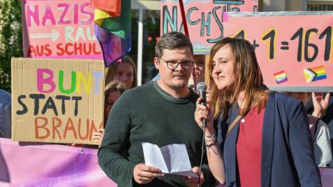 Ein Lehrer und eine Lehrerin aus Burg in Brandenburg sprechen bei der Demonstration im Mai "Vielfalt statt Einfalt - Schule ohne Diskriminierung" vor dem Schulamt in Cottbus. 