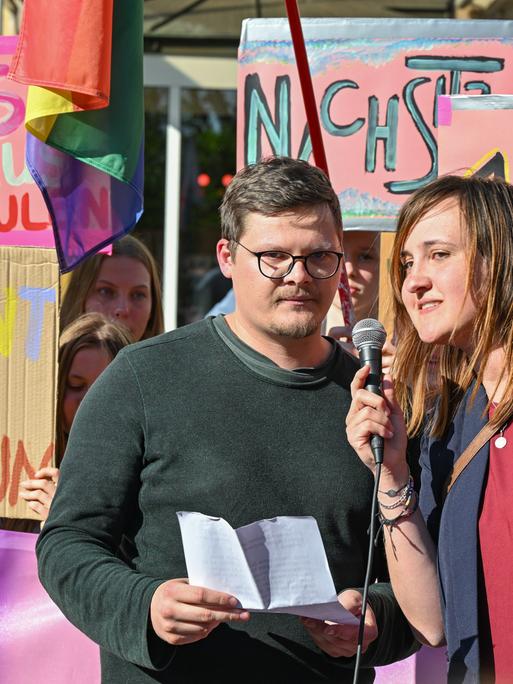 Ein Lehrer und eine Lehrerin aus Burg in Brandenburg sprechen bei der Demonstration im Mai "Vielfalt statt Einfalt - Schule ohne Diskriminierung" vor dem Schulamt in Cottbus. 