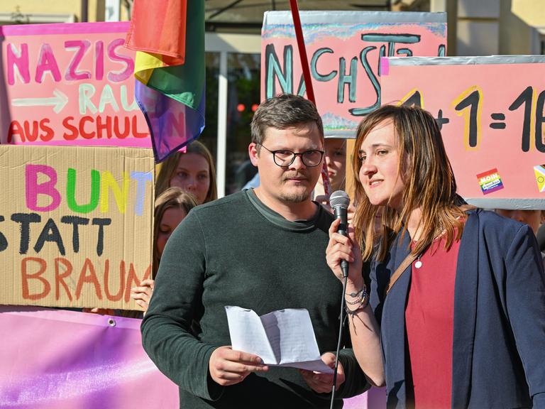 Ein Lehrer und eine Lehrerin aus Burg in Brandenburg sprechen bei der Demonstration im Mai "Vielfalt statt Einfalt - Schule ohne Diskriminierung" vor dem Schulamt in Cottbus. 