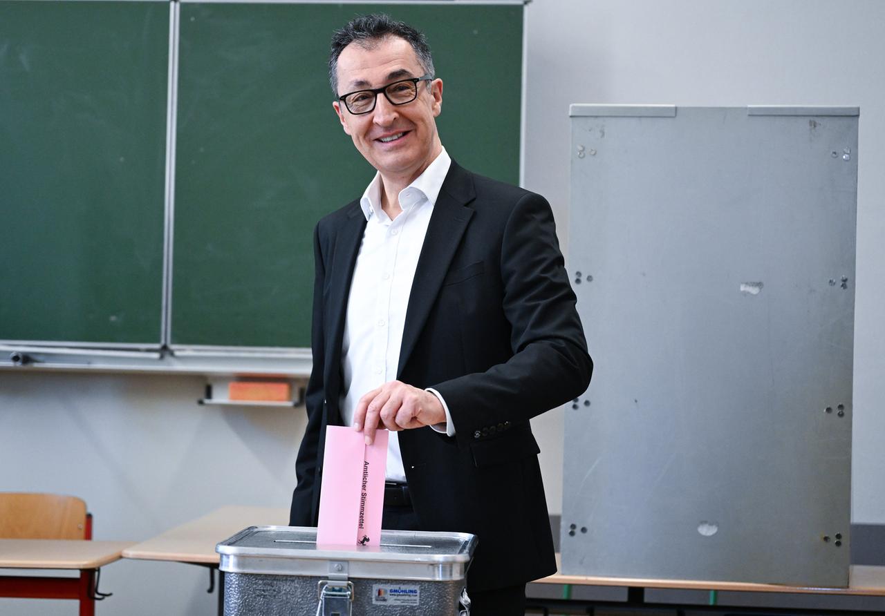 Cem Özdemir, Spitzenkandidat der Grünen für die Landtagswahl in Baden-Württemberg 2026, steckt seinen ausgefüllten Stimmzettel in eine Wahlurne. 
