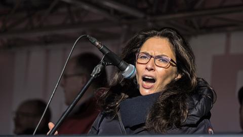 Jasmin Fahimi, Bundesvorsitzende des Deutschen Gewerkschaftsbundes (DGB), steht auf einer Bühne und spricht in ein Mikrofon.