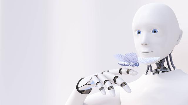Ein Roboter blickt auf einen Schmetterling, der auf seiner Hand sitzt