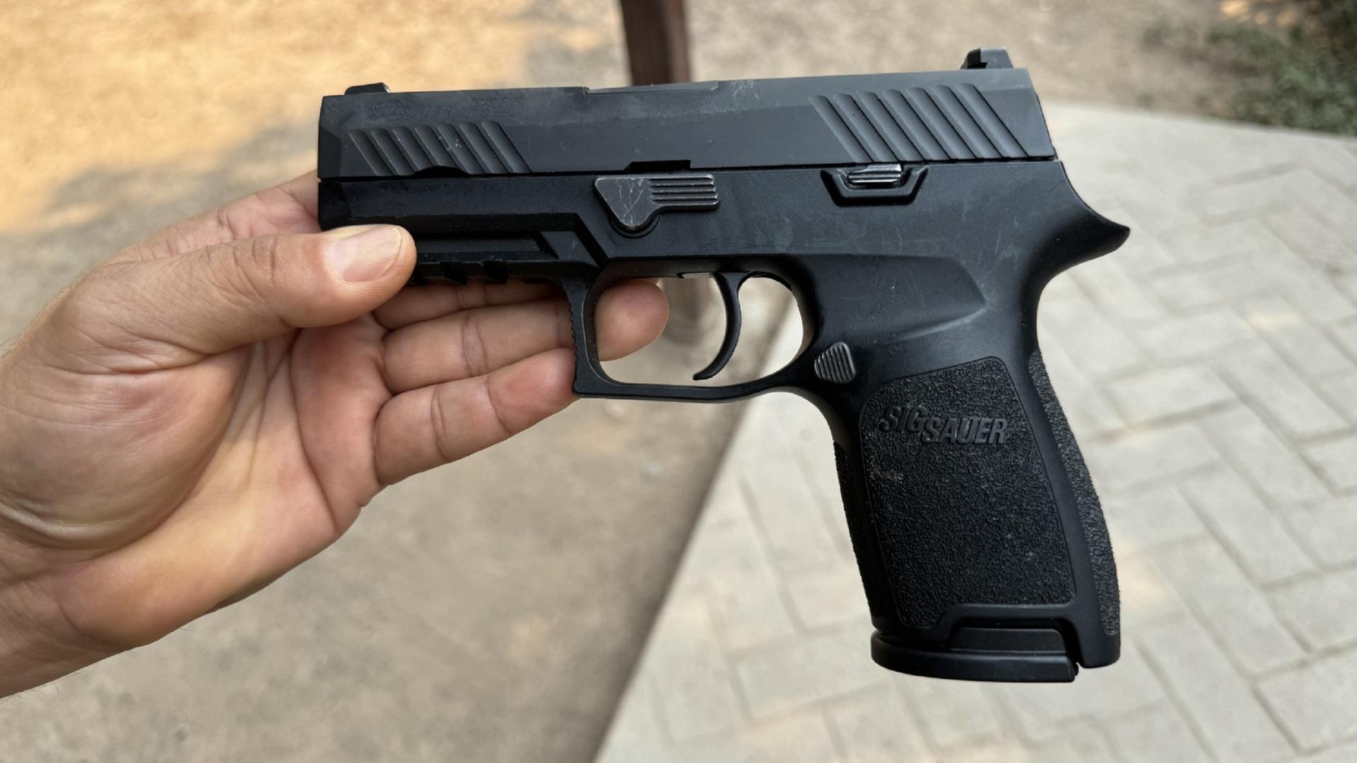 Eine Pistole der Marke Sig Sauer Eine Pistole der Marke Sig Sauer