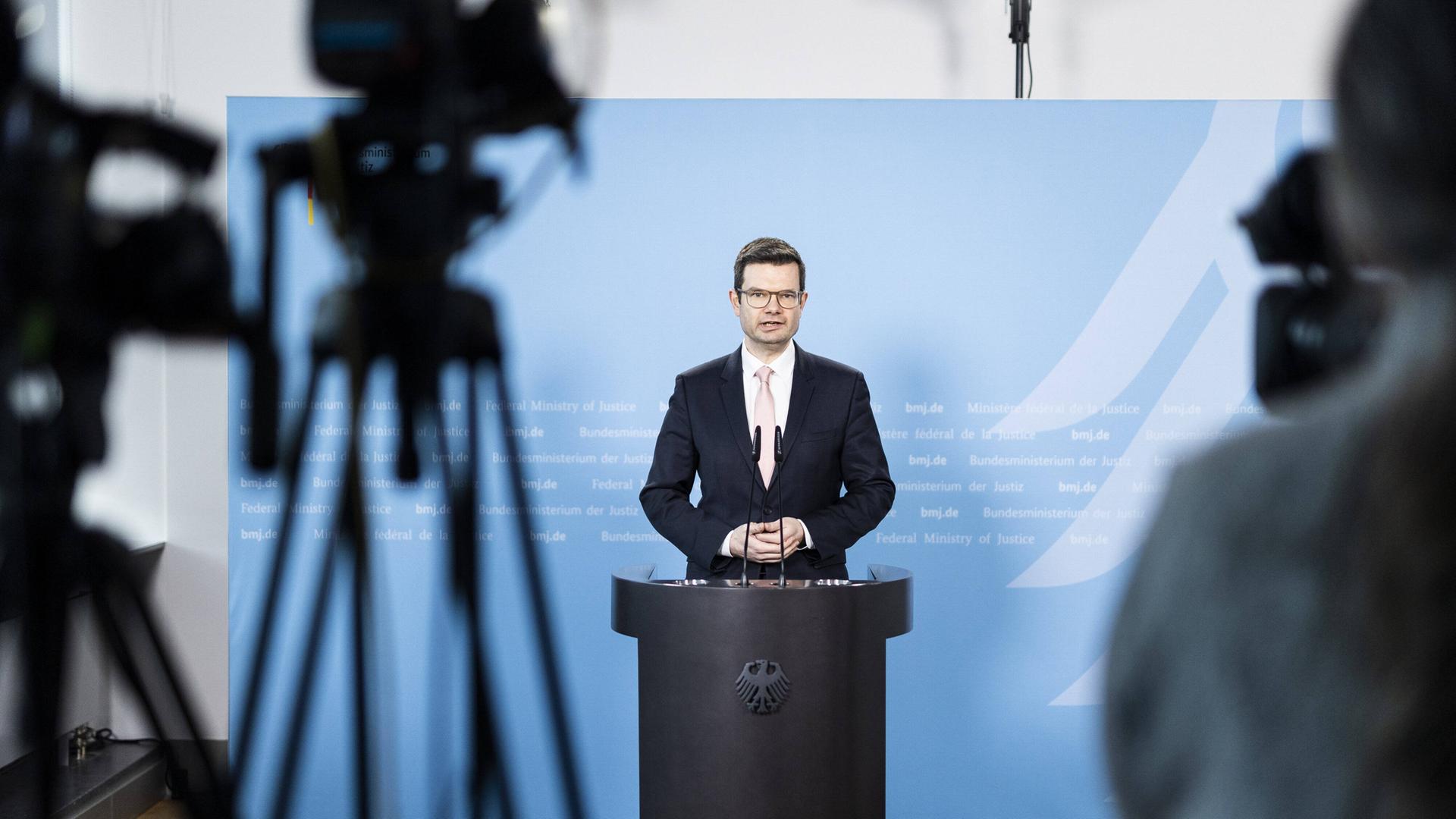 Bundesminister Marco Buschmann (FDP) vor Kameras bei einer Pressekonferenz. Bundesminister Marco Buschmann (FDP) vor Kameras bei einer Pressekonferenz.