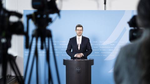 Bundesminister Marco Buschmann (FDP) vor Kameras bei einer Pressekonferenz. 