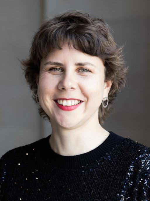 Gitte Zschoch blickt lächelnd in die Kamera. 