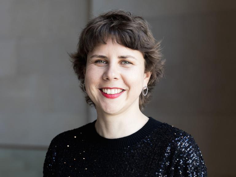 Gitte Zschoch blickt lächelnd in die Kamera. 