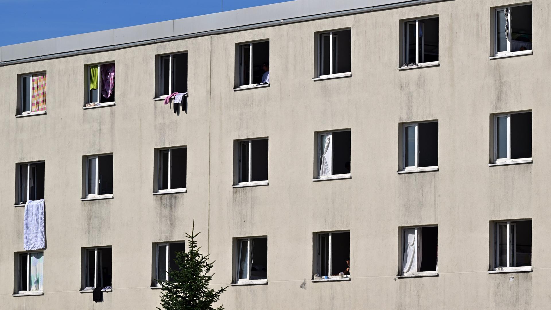 Ein Plattenbau mit grauer Fassade 